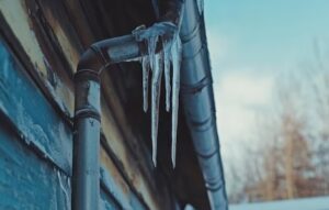 Goldenberg-Roofing-NYC-Dam-Ice-In-gutter